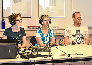 Teilnehmerinnen und ein Teilnehmer beim Radioworkshop in Strobl