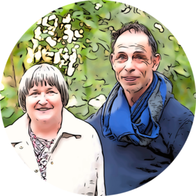Das Bild zeigt Heide Tomacek und Sepp Hochmeister nebeneinander im Grünen stehen, beide lächeln freundlich.