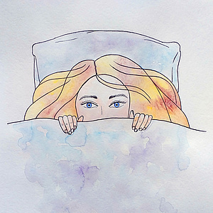 Aquarell Zeichnung von einem Mädchen mit langen blonden Haaren. Sie liegt noch im Bett. Die Laken haben ein schönes Muster, wie Wolken. Das Mädchen sieht verschlafen aus und zieht sich die Decke bis zur Nase hoch.